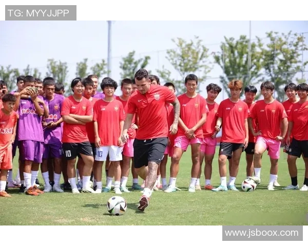 足球三大球星荣誉加身 赢球背后的人物与故事解析 足球三大球星荣誉加身 赢球背后的人物与故事解析