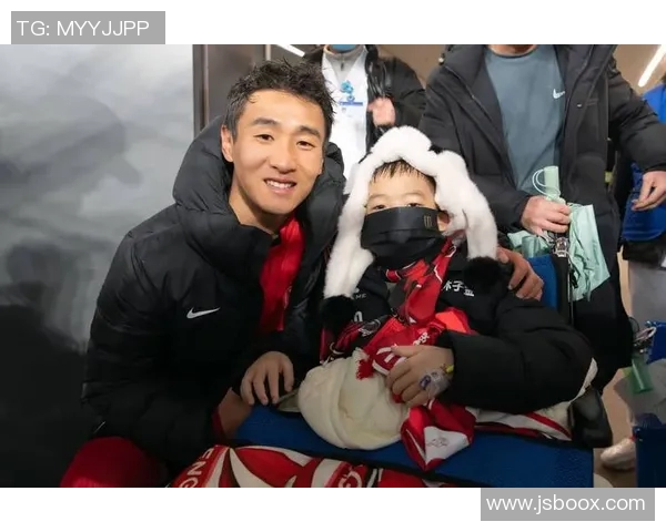 足球明星如何与小球迷亲密互动让孩子们感受到温暖与鼓励 足球明星如何与小球迷亲密互动让孩子们感受到温暖与鼓励