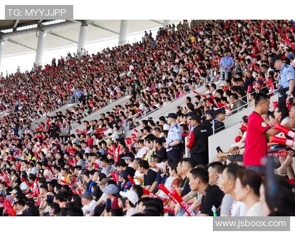 足球球星坚持每天刻苦训练展现毅力与热爱点燃赛场无限激情 足球球星坚持每天刻苦训练展现毅力与热爱点燃赛场无限激情